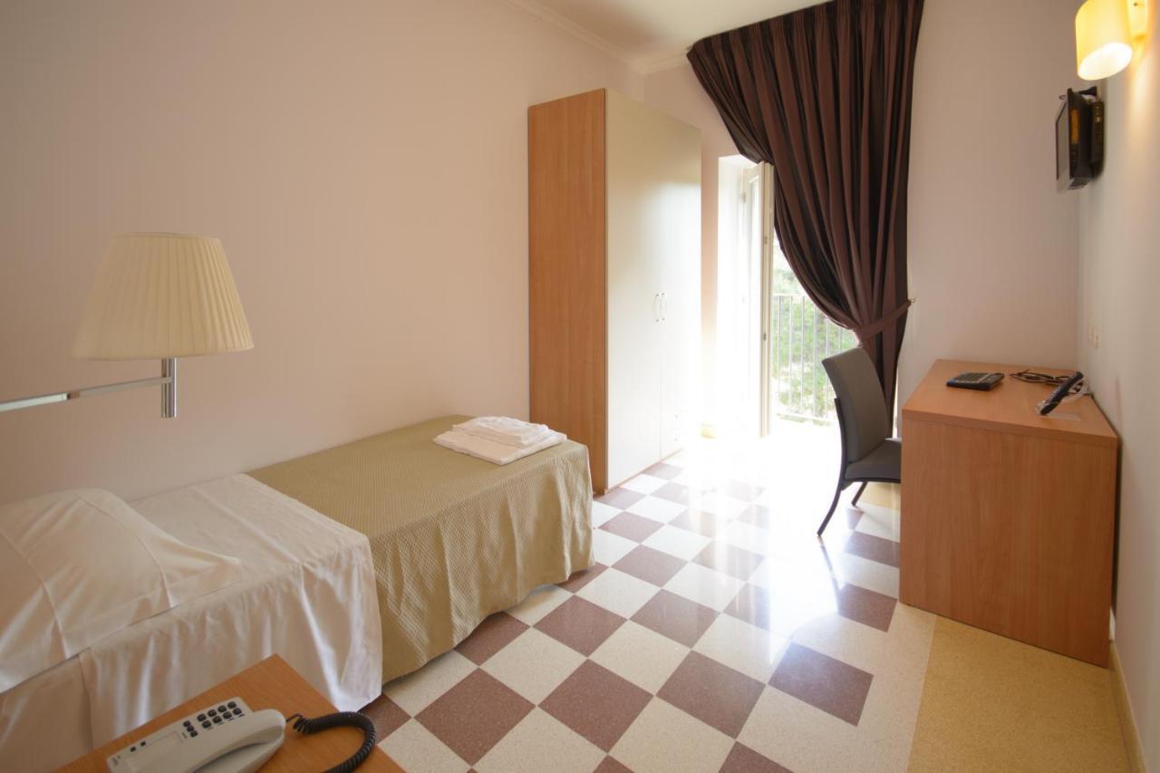 Domus Stella Maris - Casa Per Ferie Hotel อังโกนา ภายนอก รูปภาพ
